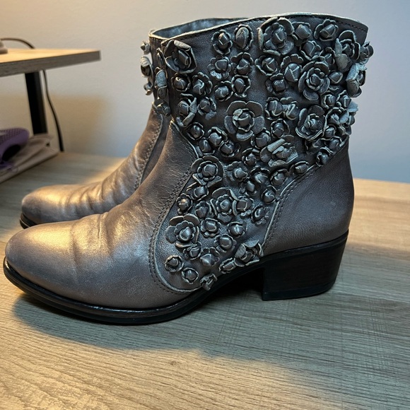 Gray Ankle Boots with Floral Decoration and Stacked Heel - Picture 3 of 4